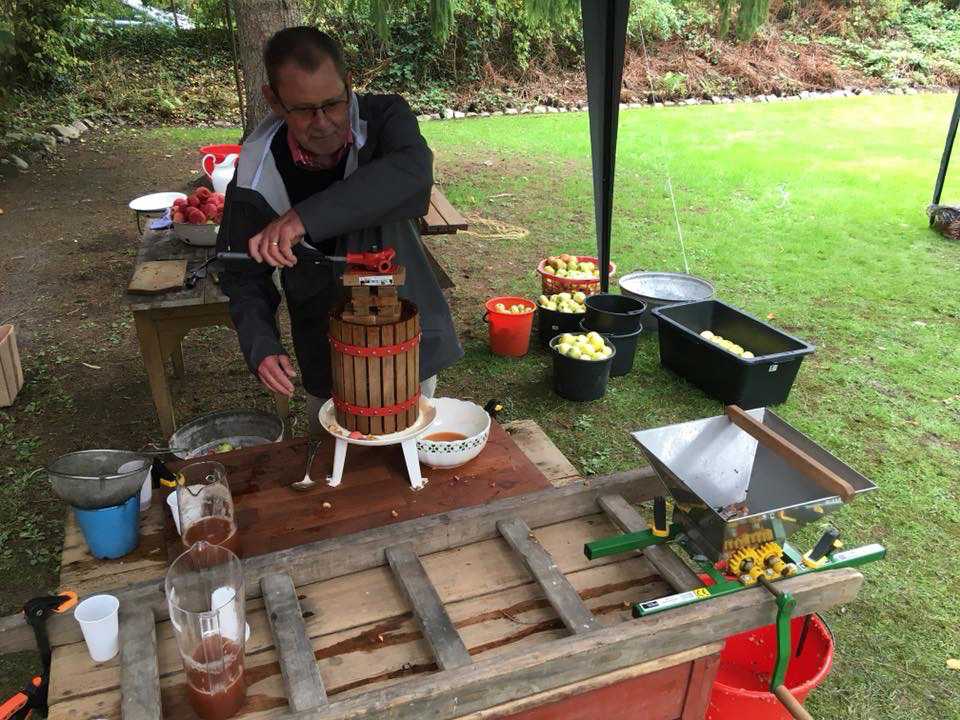 Der presses æblesaft af havens æbler